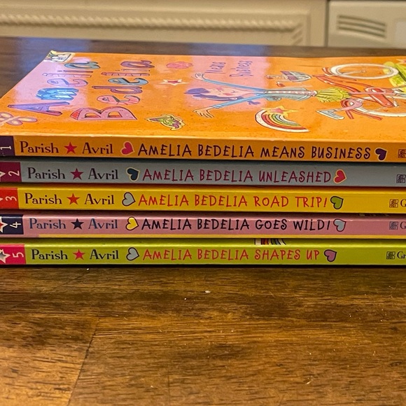 Amelia Bedelia includes books 1 through 5 - Picture 2 of 8